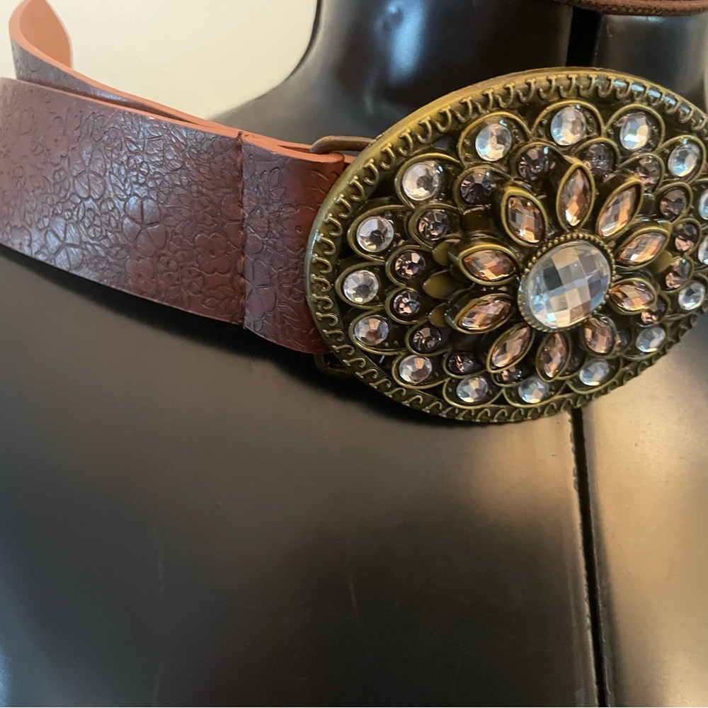 5/15🔥🔥🔥Brown Embellished Belt with Gold Buckle sz11